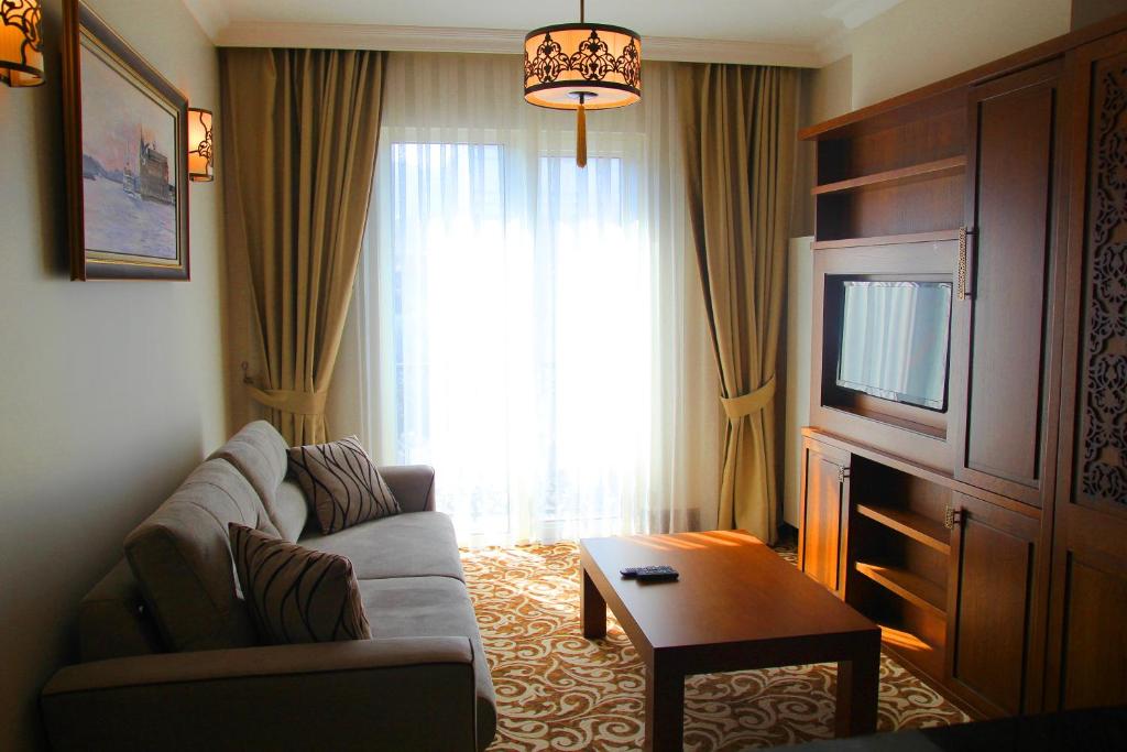 K Suites Hotel - image 4