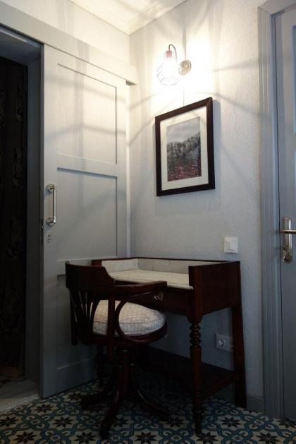Tilas-Judastree Room in 19th Century Wooden House - image 13