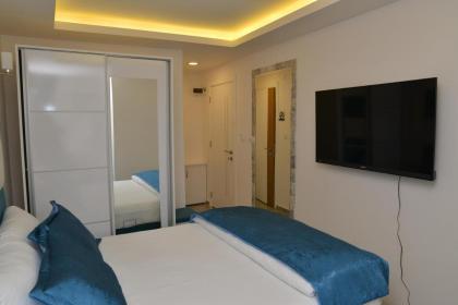 Deep Hotel - image 27