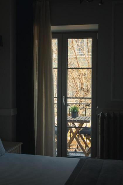 Louis Rooms - image 25