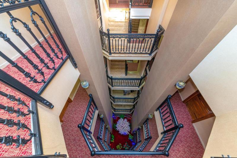 Vision Deluxe Hotel - image 4
