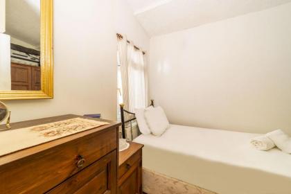 House with Tree Inside near Sea in Maltepe - image 21