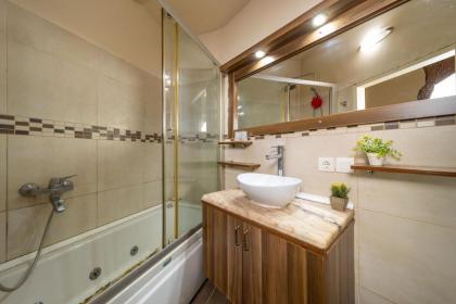 House with Tree Inside near Sea in Maltepe - image 22