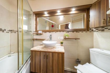 House with Tree Inside near Sea in Maltepe - image 23