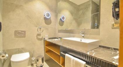 QUA COMFORT HOTEL - image 22