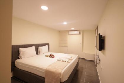 Bonita Apart - image 28