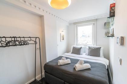 Modern City Hideaway With Terrace - Urban Luxury - image 27